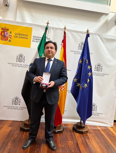 IMPOSICIÓN DE LA CRUZ DISTINGUIDA DE 2ª CLASE DE SAN RAIMUNDO DE PEÑAFORT AL ILMO. SR. D. CARLOS PUEBLA LORENTE.